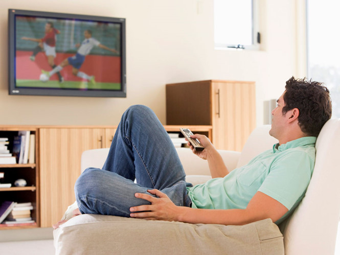 Xem tivi quá 5 giờ/ngày sẽ ảnh hưởng có hại tới người lớn tuổi